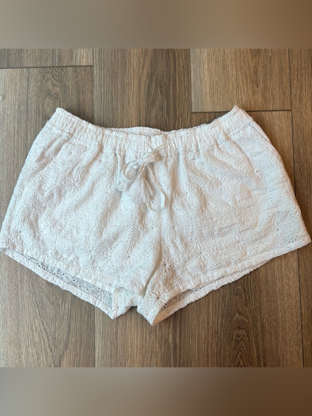 Vineyard Vines White Eyelet Tassel Drawstring Shorts Size M